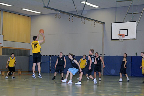 Alex Alexic verwandelt einen Dreier (von fünf insgesamt) Spielszene