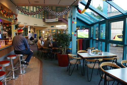 Fachleute, umhegt von Top-Technik Bistro