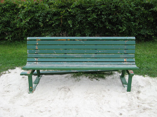 Selbst die grünen Streben brechen Bank