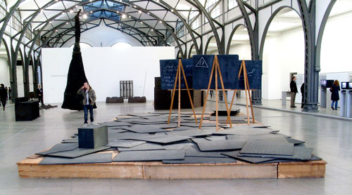 Große Kunst - und zugleich ein Rätsel, wie man es aus Schaufenstern kennt: Wie viele bekritzelte Schiefertafeln liegen hier herum? (Genau 100, inkl. der drei aufgestellten) Kunst