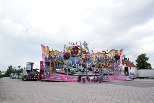 Noch still und stumm, doch die ersten Kinder werden vom Breakdancer schon magisch angezogen Fahrgeschäft