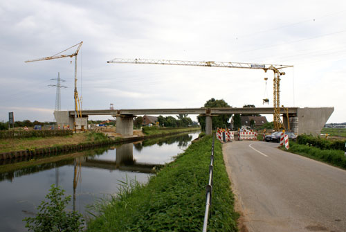 15 Stahlbetonstreben, 2 Millionen Euro, 0 Schiffe Brücke