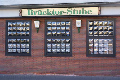Das Äußere ist nur bedingt einladend, aber das muss nichts bedeuten Brücktorstube von außen
