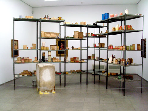 Für den einen billige DDR-Produkte in Metallregalen, für Kenner: Wirtschaftswerte, Joseph Beuys, 1980 Kunst