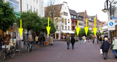 Fünf Abfallkörbe auf 50 Metern - vom sechsten Behältnis aus fotografiert Papierkörbe