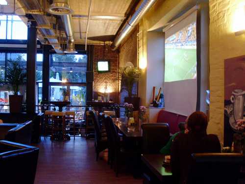 Technisch o.k., atmosphärisch unterkühlt Cafe