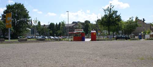 Da läuft einem das Wasser im Munde zusammen: Erdbeerstand an der Hafenstraße Erdbeerstand