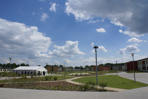 Harmonisches Ensemble in warmen Erdtönen (das Festzelt verschwindet noch) Gebäudeansicht