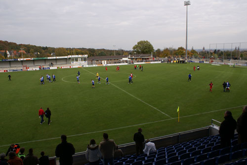 1:2 gegen Eintracht Trier, 2008, Fleisch auf Rasen, 68 mal 105 Meter, Sammlung Regionalliga West (so dürfte Stargast und Museumsleiter Drs. de Werd das Spiel bewertet haben) Kunstwerk