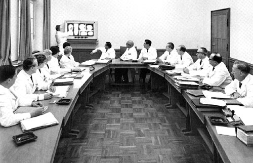 Immer das Gehirn im Blick: Ärzte bei der Arbeit (ca. 1962) Ärztekonferenz