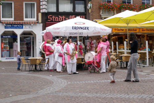 Unscharf, was aber in diesem Fall wirklich egal ist Femmes Kabaal