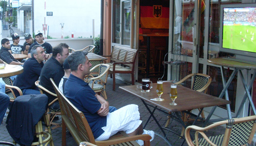 Keine Chance für Italien Wirtshausszene