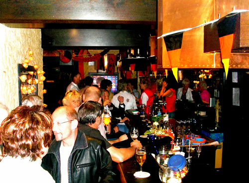 Sony Rückprojektion (Hintergrund), typische Marställchen-Fans (Vordergrund) Gaststätte