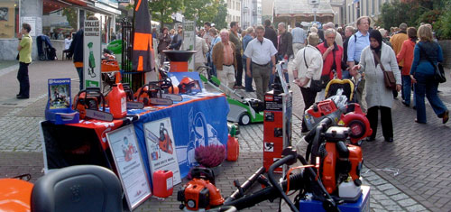 Beim Betrachten der Kettensägen aus dem Hause Husqvarna, angeboten von einem Geschäft für Massakerbedarf aus Warbeyen, schweiften die Gedanken zahlreicher Besucher des 722. Klever Stadtfestes ab und verließen die Bahnen dessen, was allgemein so noch akzeptiert wird Marktstand