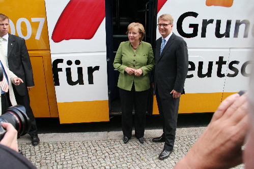 Der alte Trick: Ein Archivfoto mit prominenten Köpfen - hier: Merkel und Pofalla vor dem Dialogbus ihrer Partei - täuscht Aktualität vor. (Foto: CDU) Kanzlerin und Sekretär