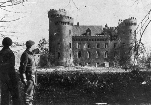 Kriegszerstört, aber dennoch im Vergleich zu heute ungemein friedlich Schloss Moyland