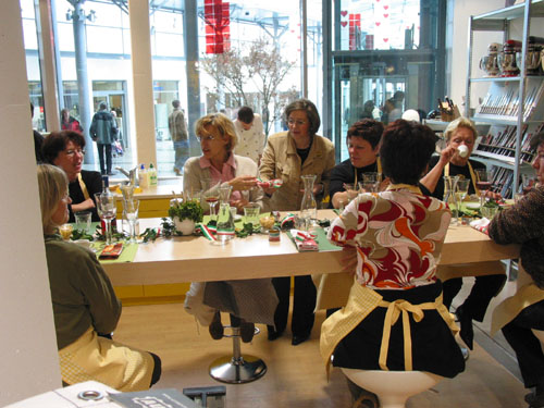 Rund um die Nudel: Ute Grützner (Bildmitte, stehend) bei einem Kochevent in ihrem Geschäft Kochkurs