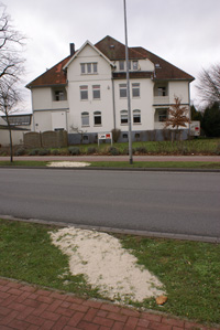 Versuch eines Parallelogramms vor dem Gerd-Hölzel-Haus Parallelogramm