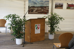 Zwei Birkenfeigen flankieren das Rednerpult: Dezente Feier ohne Pomp Pult