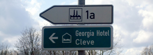 Idyllisch gelegen? Schild