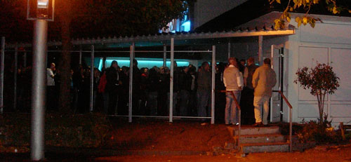 Szenen wie aus Magdeburg 1978: Geduldig warten Menschen auf Mangelware Menschenschlange