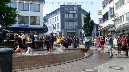 Die Jugend ist am Ziel... Brunnenszene