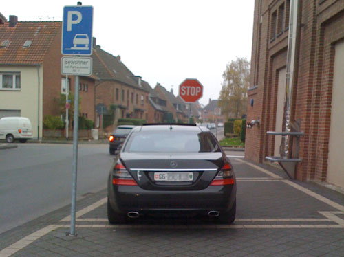 Schon merkwürdig: ein Schweizer Mercedes auf einem Klever Anwohnerparkplatz Parkplatz