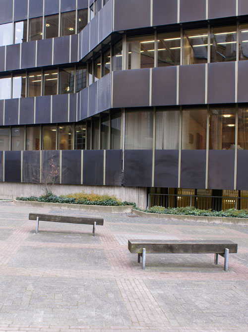 Bänke für Banker (zur Ansicht) Zwei Bänke