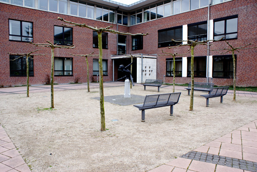 Vor dem Amt für Ausländerangelegenheiten Ausländerbank