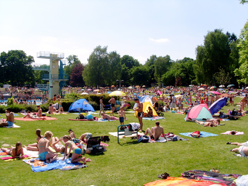 Zehner, Tausende - und ein bisschen Wasser Schwimmbad