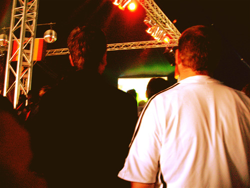 In der Ferne arbeitet Ballack Zelt