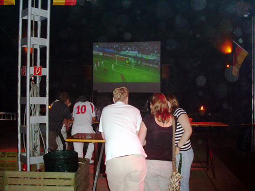 Platz zum Jubeln: Public Viewing im Zirkuszelt der Strandbar Strandbar