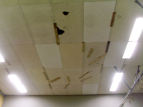 Ach, das machen wir mit ein paar Brettern, das passt schon! Turnhalle