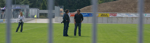 Bei der Heimpremiere noch ganz in seinem Element: Udo Kempkens im Gespräch mit dem Fotografen Heinz Holzbach. Sportlicher Leiter