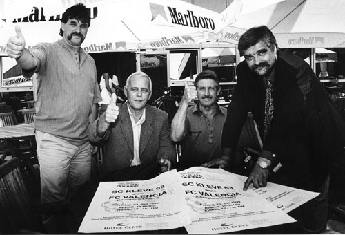 Das waren noch Zeiten: Der SC Kleve 63 empfängt den FC Valencia Menschen mit Plakat