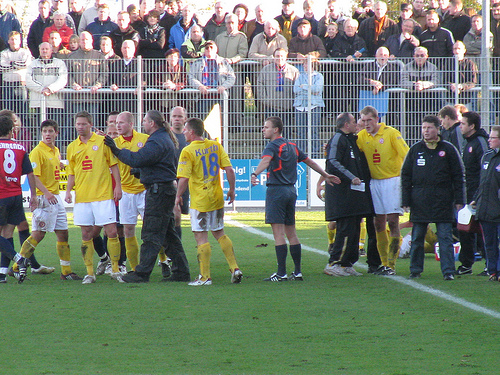 Rudelbildung mit konsterniertem Referee Rudel