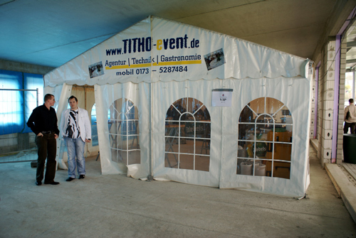 Titho Event: VIP-Zelt (2008, Readymade, Metall und Plastikfolie, 6 *12 * 3 Meter) Zelt
