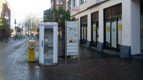 Wenn Sie hier stehen und zur Volksbank Kleverland wollen, müssen Sie umdrehen Werbetafeln