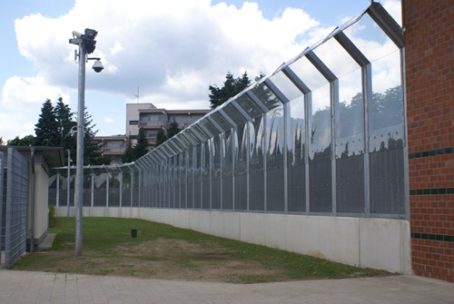 Filigrane Unbezwingbarkeit: Aus der Sicht des Insassen zynischer als eine dicke Mauer - oder menschlicher? Zaun